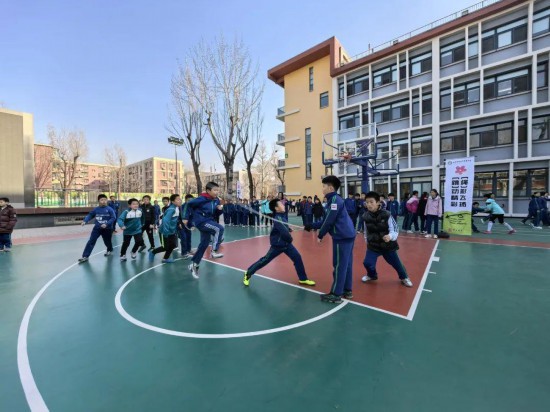 北京師范大學(xué)實(shí)驗(yàn)小學(xué)開展跳繩比賽。