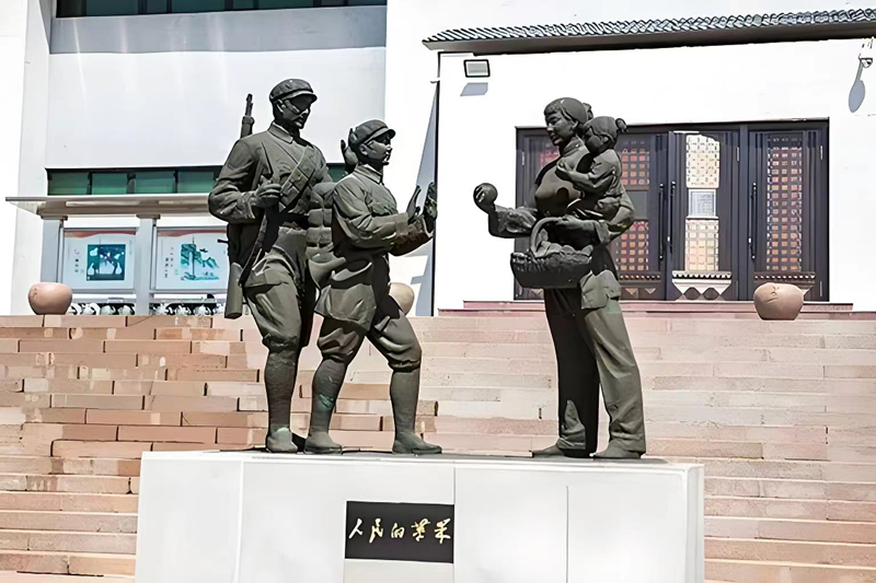 錦州蘋果廉政文化展覽館前的《人民的蘋果》主題雕塑。（由遼沈戰(zhàn)役紀(jì)念館供圖）