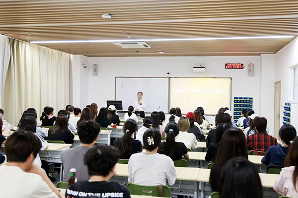 深圳職業(yè)技術(shù)大學黨委副書記、校長許建領為學生授課。學校供圖