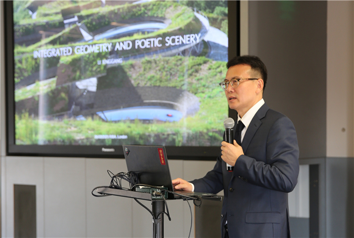李興鋼院士做題為《勝景幾何》的主旨報告?；顒又鬓k方供圖