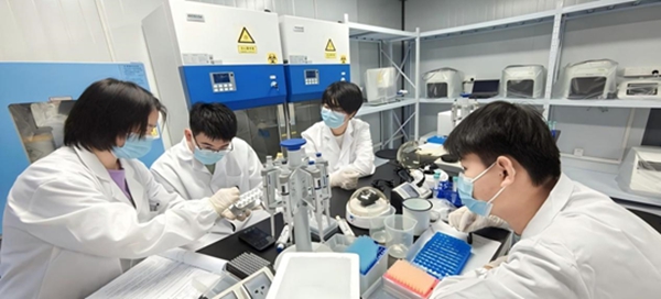 “個(gè)體基因解密實(shí)驗(yàn)”預(yù)實(shí)驗(yàn)課堂。東華大學(xué)供圖