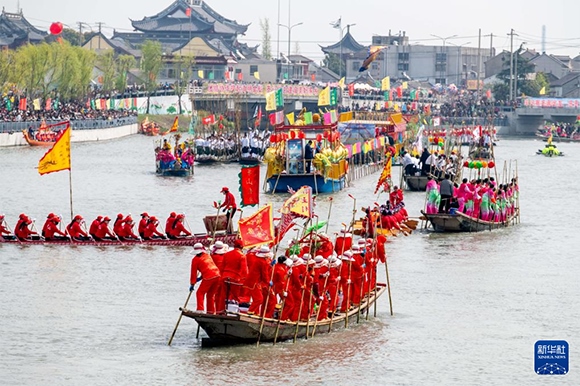 ?4月4日，選手在參加茅山會(huì)船盛會(huì) 。?新華社發(fā)（楊玉崗 攝）