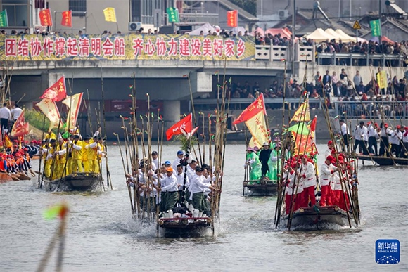 ?4月4日，選手在參加茅山會(huì)船盛會(huì)。新華社發(fā)（湯德宏 攝）