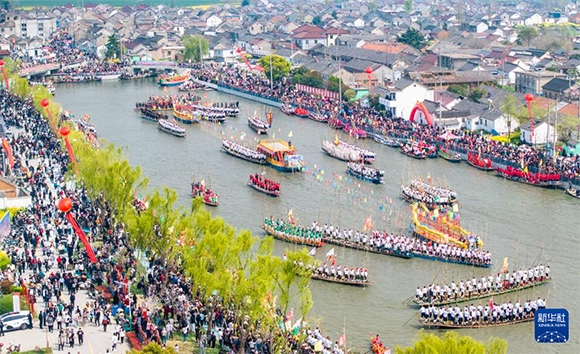 4月4日，選手在參加茅山會(huì)船盛會(huì)（無人機(jī)照片）。?新華社發(fā)（周社根 攝）