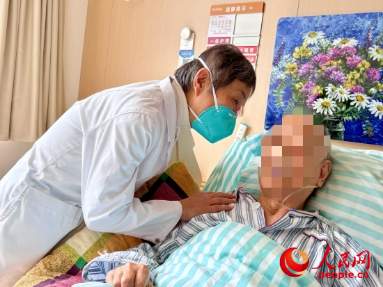 秦苑查房時(shí)詢問(wèn)患者情況。人民網(wǎng) 陳葉欣攝