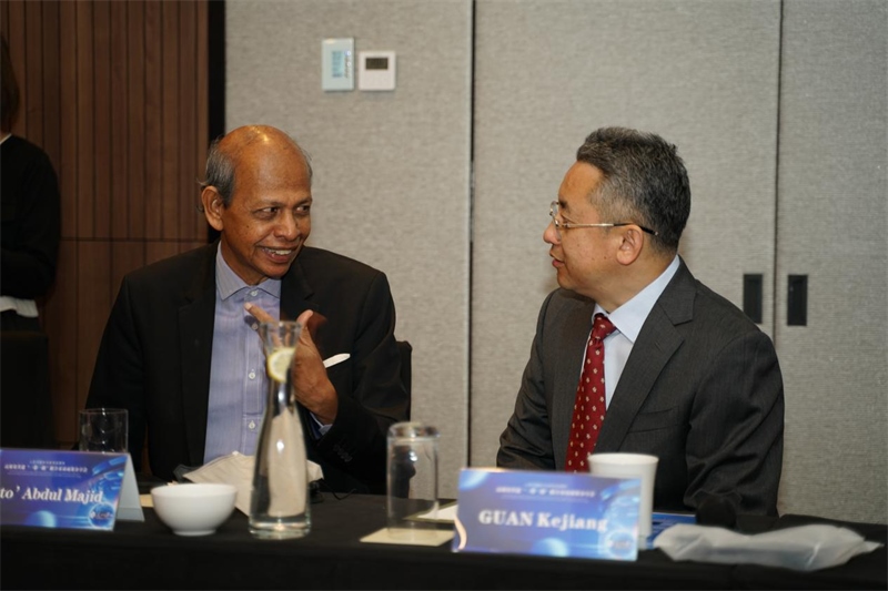 分享會(huì)現(xiàn)場(chǎng)，中方記者同與會(huì)代表進(jìn)行友好交流。林俊揚(yáng)攝