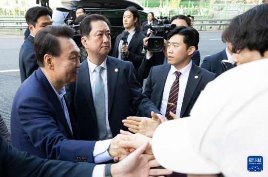 4月11日，韓國前總統(tǒng)尹錫悅（左一）在離開首爾漢南洞官邸時與支持者握手。新華社發(fā)（全休相攝）