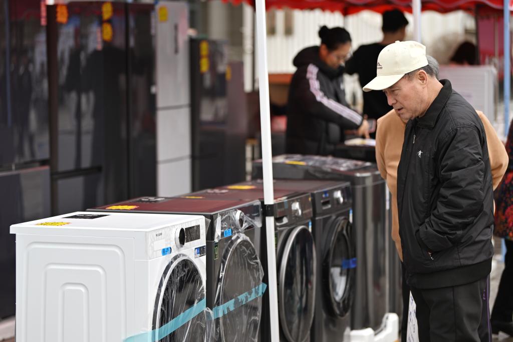 3月28日，天津市北辰區(qū)舉行2025年消費(fèi)品以舊換新惠民服務(wù)活動，吸引眾多市民前來選購。新華社記者 李然 攝