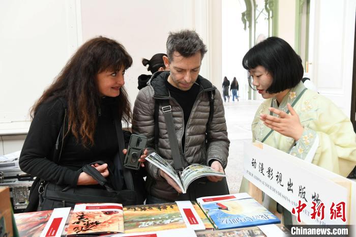 當?shù)貢r間4月11日，2025年巴黎圖書節(jié)在巴黎大皇宮揭幕。中國出版代表團攜千余種中國精品圖書亮相展會。 中新社記者 李洋 攝