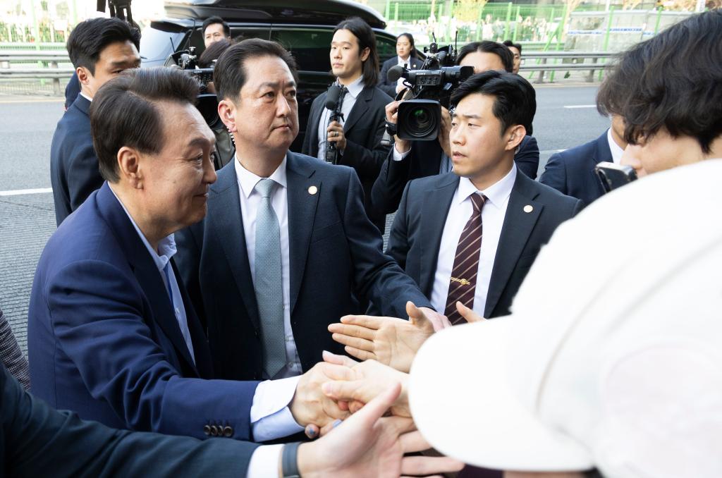 4月11日，韓國前總統(tǒng)尹錫悅（左一）在離開首爾漢南洞官邸時與支持者握手。新華社發(fā)（全休相攝）