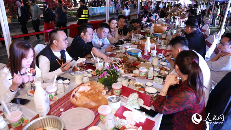 消博會嘉賓沉浸享用長桌宴。人民網(wǎng)記者 符武平攝