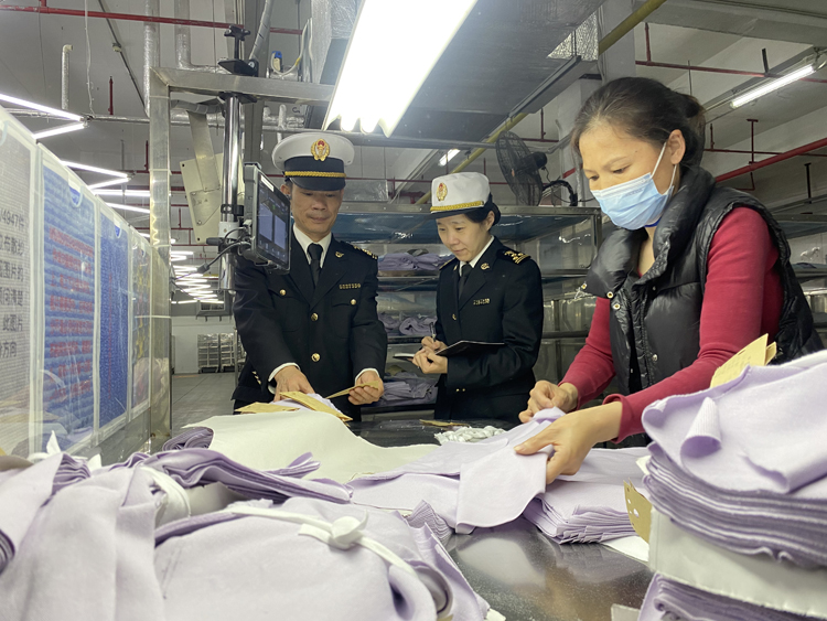 黃埔海關(guān)關(guān)員到毛織企業(yè)開展調(diào)研。周青攝