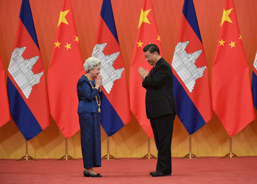 2020年11月6日，國家主席習(xí)近平在北京人民大會堂為柬埔寨太后莫尼列舉行中華人民共和國“友誼勛章”頒授儀式。