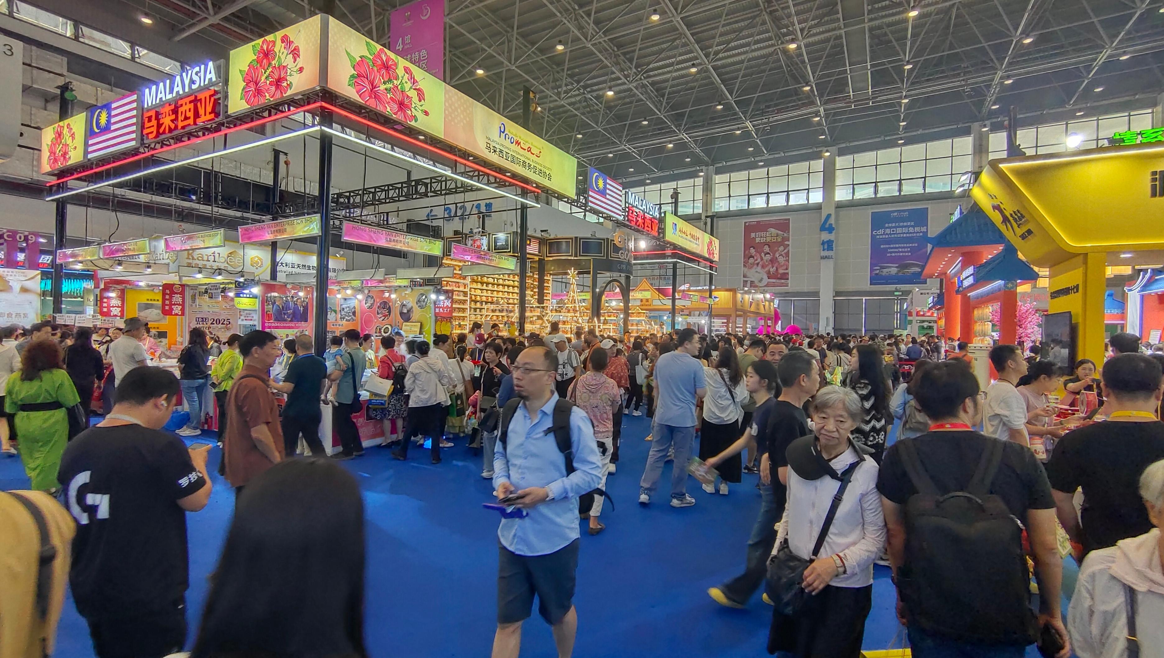 消博會(huì)迎來(lái)公眾開(kāi)放日，眾多市民、客商來(lái)到展館參觀、購(gòu)物。人民網(wǎng)記者 李彤?dāng)z