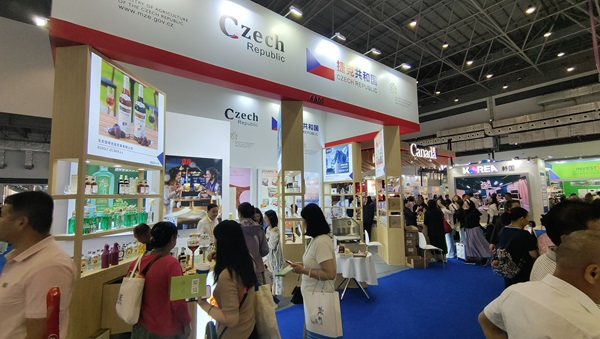 觀展者在各國(guó)展臺(tái)采購(gòu)、咨詢。人民網(wǎng)記者 李彤?dāng)z