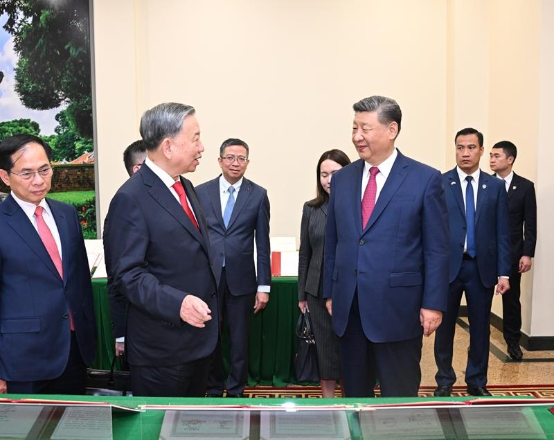 4月14日，習(xí)近平總書記在越共中央駐地同越共中央總書記蘇林舉行會(huì)談。這是會(huì)談后，兩黨總書記共同見證中越雙方簽署的45份雙邊合作文本展示。