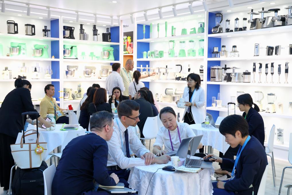 4月15日，在第137屆廣交會開幕當(dāng)天，海外客商在一家電器公司的展區(qū)洽談。 新華社記者 劉大偉 攝