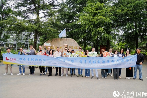 4月21日，人民網“一帶一路”青年友好交流活動走進洛陽。人民網記者 魯揚攝