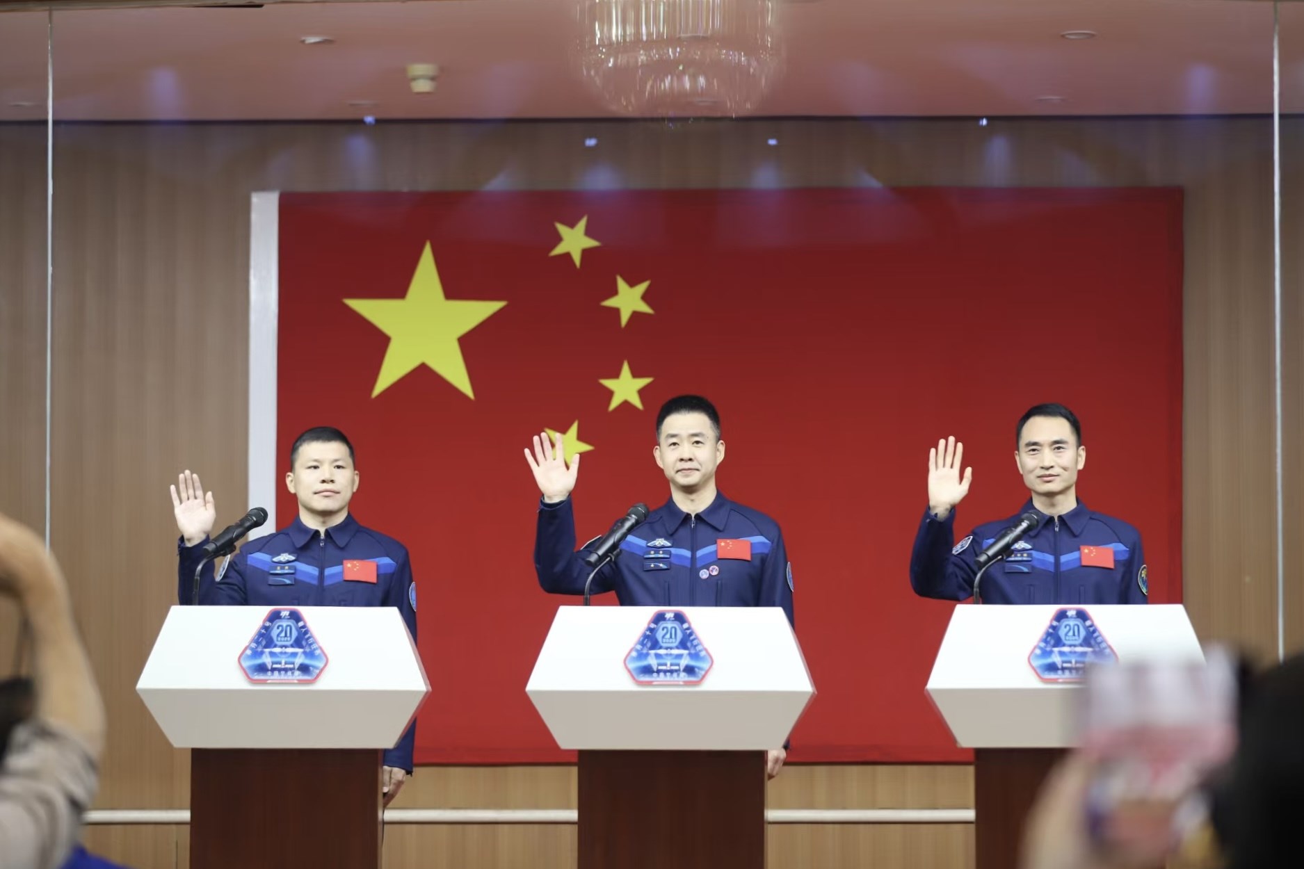 4月23日，神舟二十號航天員乘組在酒泉衛(wèi)星發(fā)射中心問天閣與中外媒體記者集體見面。人民網記者 黃帆攝