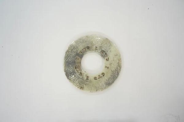武王墩一號(hào)墓出土的鏤孔玉璧。全國(guó)十大考古新發(fā)現(xiàn)活動(dòng)辦公室供圖