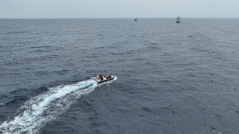 4月23日，中越海警開展海上聯(lián)合搜救演練，模擬營(yíng)救落水人員。（中國(guó)海警供圖）