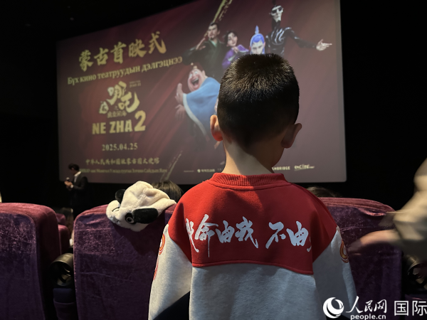 圖為首映式現(xiàn)場(chǎng)，一位小朋友身穿帶有《哪吒2》電影元素的衣服。人民網(wǎng)記者 張朋輝攝