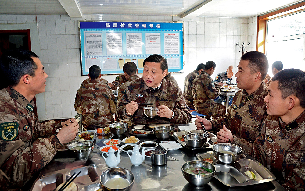 2014年1月26日，習(xí)近平主席專程來到內(nèi)蒙古軍區(qū)邊防某部，親切看望慰問戍邊官兵。這是在連隊食堂，習(xí)近平主席同戰(zhàn)士們一起用餐。