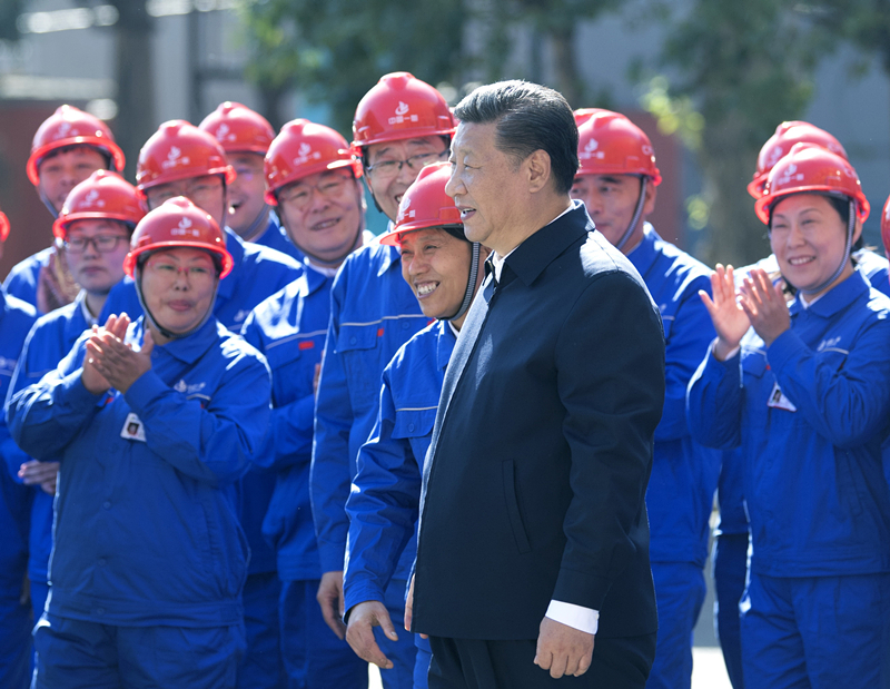 2018年9月26日，在中國(guó)一重集團(tuán)，習(xí)近平總書記走到工人中間，同大家親切交流。