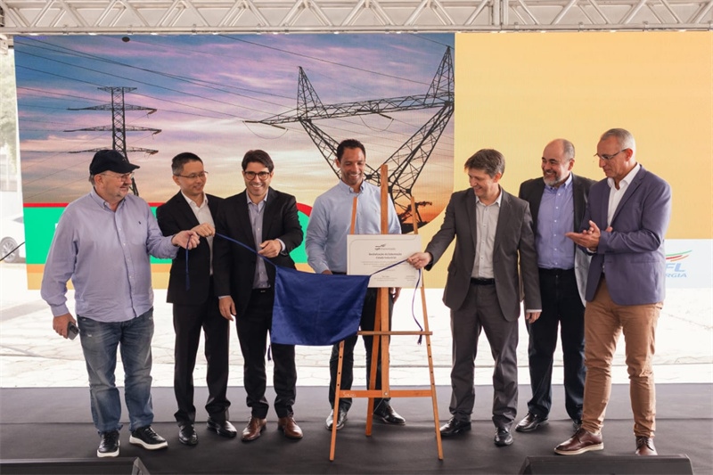 CPFL公司執(zhí)行副總裁弗拉維奧·恩里克·里貝羅（中）、CPFL輸電公司總裁李甫（左二）、南里奧格蘭德州州議員阿洛伊西奧·克拉斯曼（左一）、州長(zhǎng)代表豪爾赫·波佐邦（右一）等出席投運(yùn)儀式。 中國(guó)國(guó)家電網(wǎng)巴西電力CPFL公司供圖