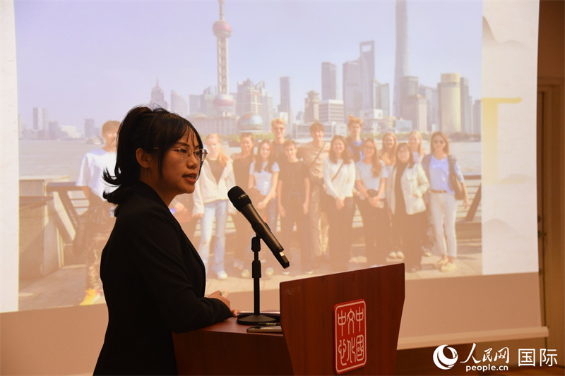 斯德哥爾摩考試中心經(jīng)理陳曦介紹“漢語水平考試”情況。人民網(wǎng)記者 殷淼攝