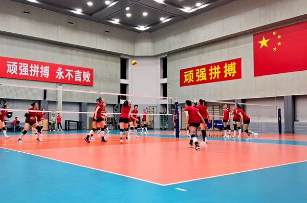 4月28日，中國女排在主教練趙勇的帶領(lǐng)下進(jìn)行訓(xùn)練。人民網(wǎng)記者 胡雪蓉攝