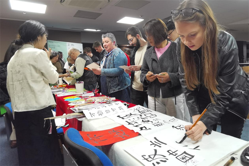 現(xiàn)場來賓體驗中國傳統(tǒng)文化。中國駐波蘭大使館供圖。