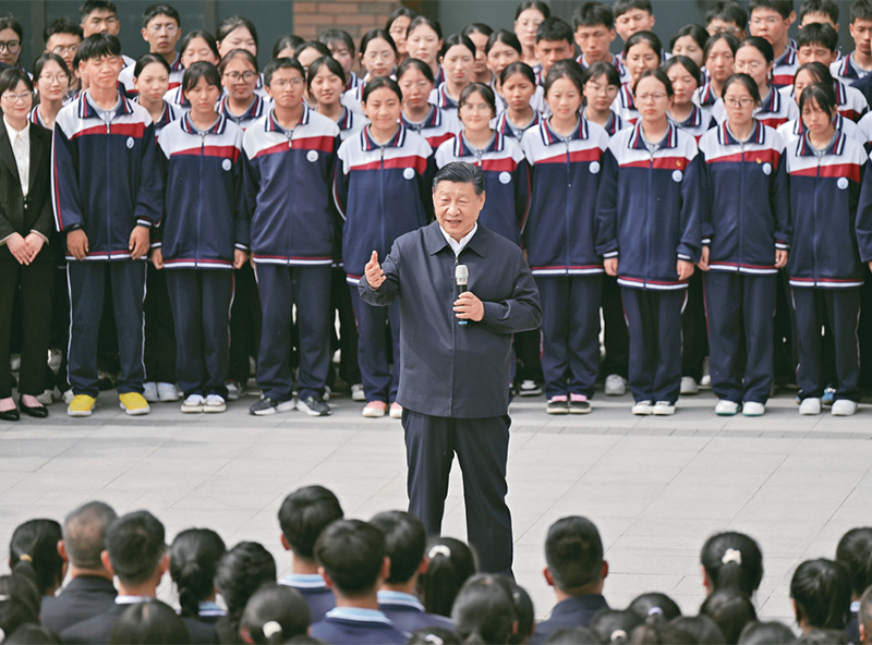 2024年6月18日至19日，中共中央總書記、國家主席、中央軍委主席習(xí)近平在青?？疾臁＿@是18日下午，習(xí)近平在果洛西寧民族中學(xué)考察時，同師生們親切交流。 新華社記者 岳月偉/攝