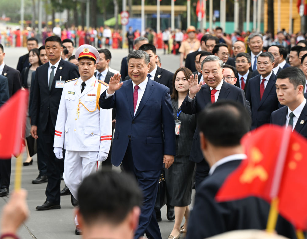 4月14日，中共中央總書記、國家主席習近平抵達河內對越南進行國事訪問。當日下午，越共中央總書記蘇林為習近平舉行隆重歡迎儀式。這是歡迎儀式后，習近平和蘇林一同步行前往越共中央駐地舉行會談時，向歡迎人群揮手致意。新華社記者 張領 攝