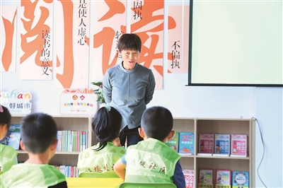 田桂月帶領(lǐng)孩子共讀繪本《點(diǎn)》。李澤罡攝