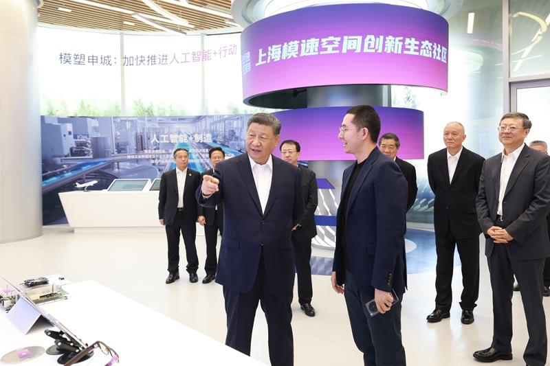 △2025年4月29日，習(xí)近平總書記在上?！澳Ｋ倏臻g”大模型創(chuàng)新生態(tài)社區(qū)，察看大模型產(chǎn)品展示。