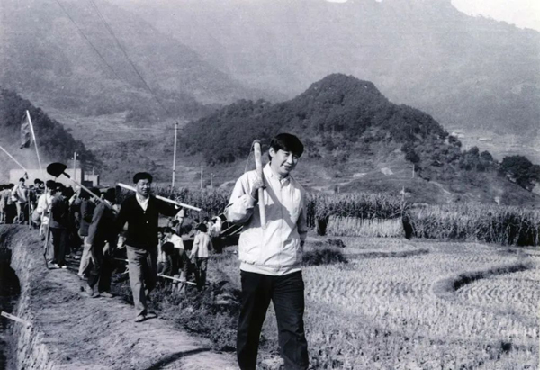 這是1989年，時(shí)任福建省寧德地委書(shū)記的習(xí)近平帶領(lǐng)地直機(jī)關(guān)千余名干部到寧德縣南漈水利工地參加清溝排障修整水渠勞動(dòng)。新華社發(fā)