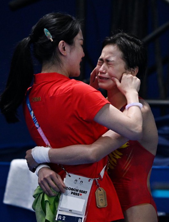2024年8月6日，中國選手全紅嬋（右）與教練陳若琳在巴黎奧運會女子10米臺決賽后慶祝。新華社記者 王鵬 攝