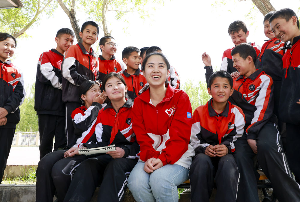 4月23日，在新疆克州阿圖什市哈拉峻鄉(xiāng)謝依特小學(xué)，支教教師高淑賢和學(xué)生們在一起。