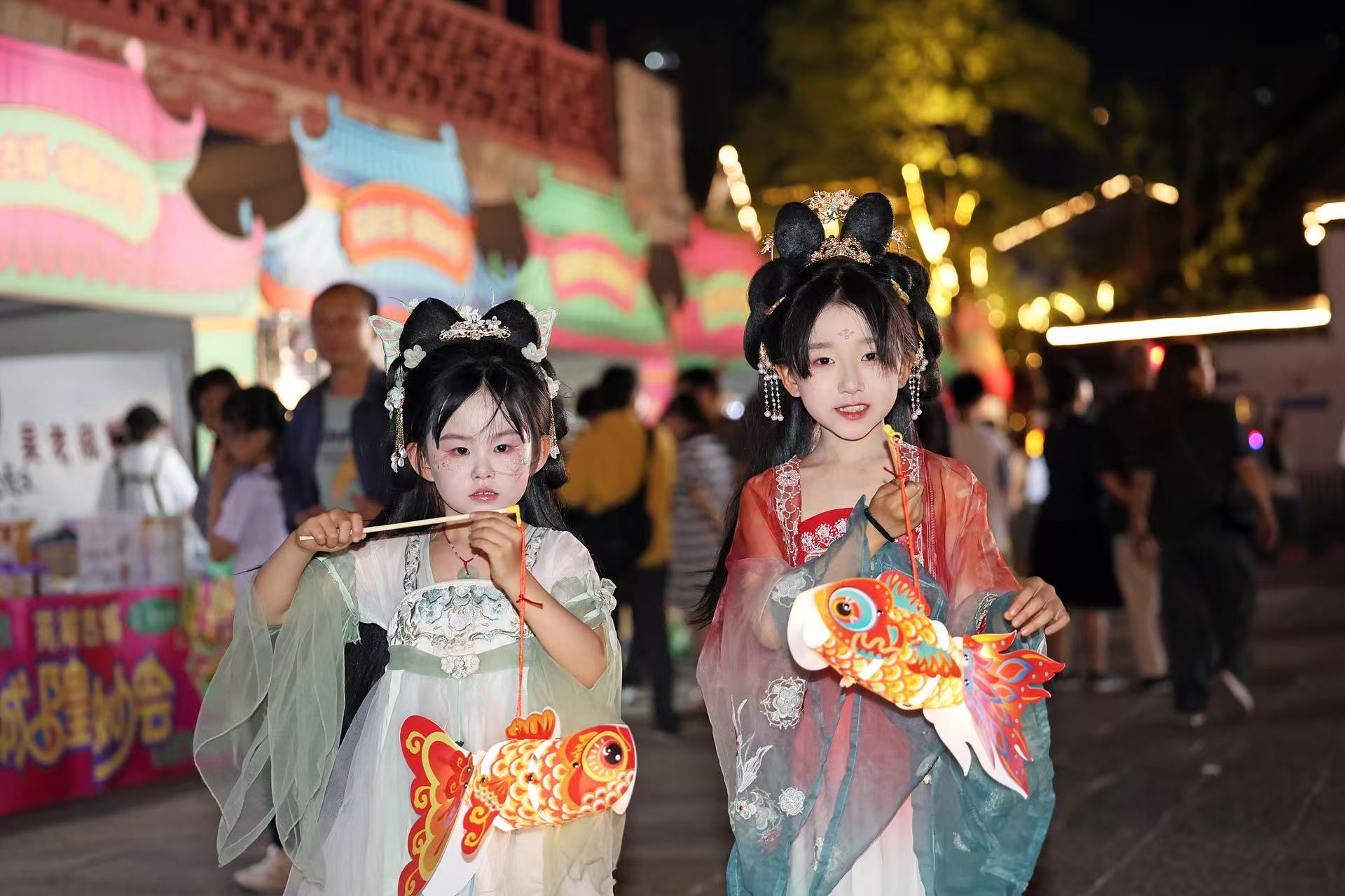 2025年5月2日晚，安徽蕪湖古城，魚燈巡游吸引游人駐足觀看。（圖片來源：視覺中國）