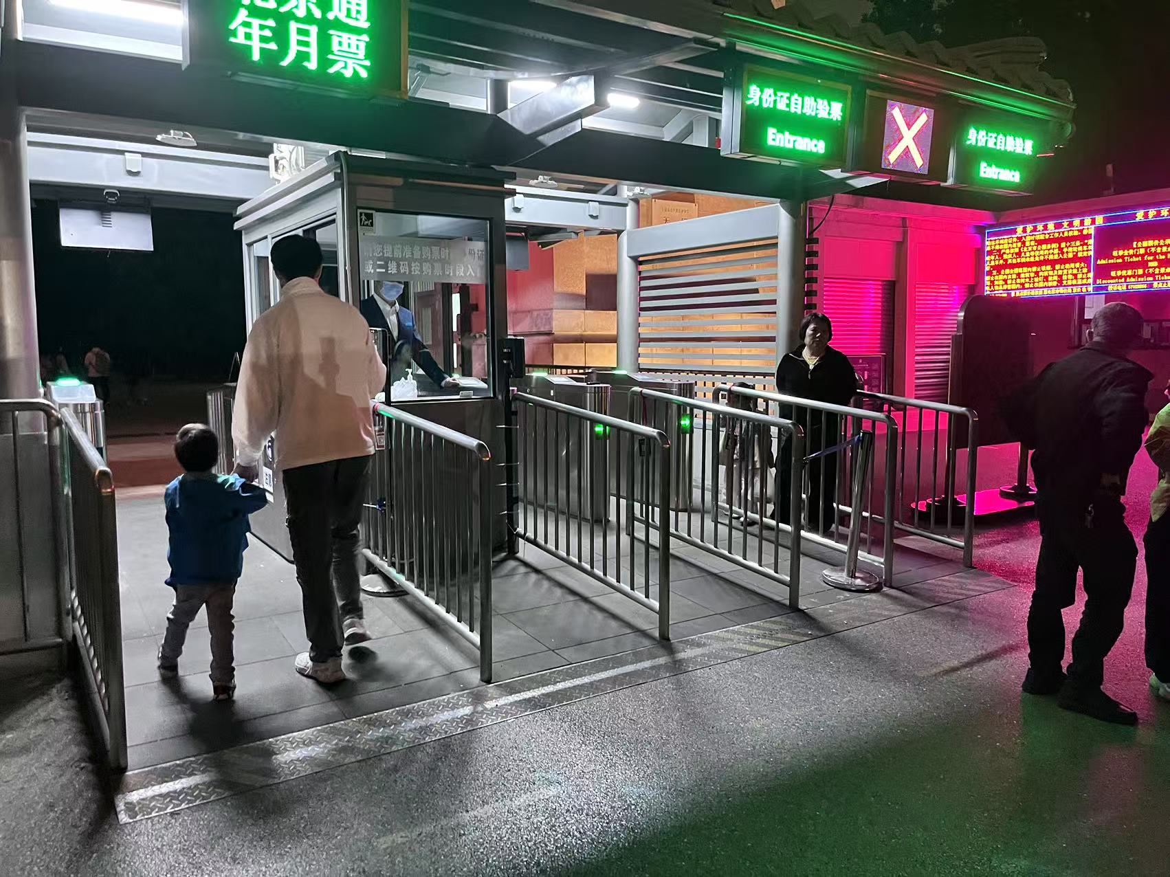 北京天壇公園延長開放時間，游客進入游覽。人民網(wǎng)記者 李楠樺攝