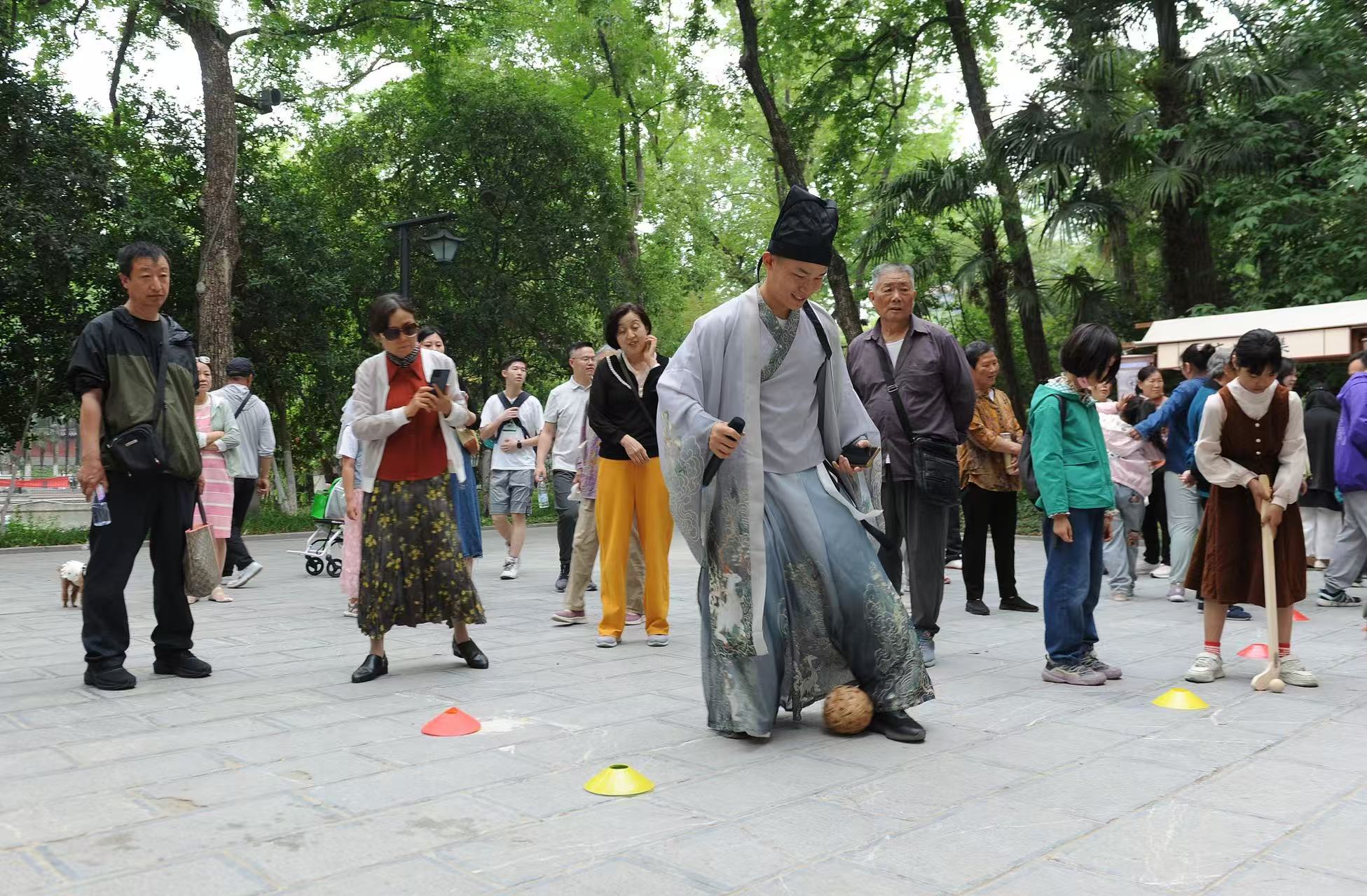 2025年5月3日，安徽省合肥市包公園景區(qū)，游客正在參與“蹴鞠”體育活動。（圖片來源：視覺中國）