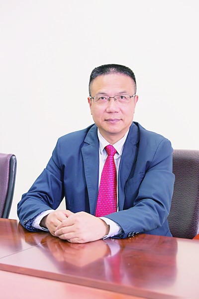 徐飛 教授、博士生導(dǎo)師。歷任上海交通大學(xué)副校長(zhǎng)、西南交通大學(xué)校長(zhǎng)、上海財(cái)經(jīng)大學(xué)常務(wù)副校長(zhǎng)，現(xiàn)任福耀科技大學(xué)常務(wù)副校長(zhǎng)。國(guó)務(wù)院政府特殊津貼專家。先后兼任中國(guó)鐵道學(xué)會(huì)副理事長(zhǎng)，中國(guó)管理學(xué)會(huì)組織與戰(zhàn)略專業(yè)委員會(huì)副主任，教育部高等學(xué)校創(chuàng)新創(chuàng)業(yè)教育指導(dǎo)委員會(huì)副主任，中國(guó)高等教育學(xué)會(huì)創(chuàng)新創(chuàng)業(yè)教育分會(huì)理事長(zhǎng)，中國(guó)高質(zhì)量MBA教育認(rèn)證（CAMEA）工作委員會(huì)副主任，中國(guó)職業(yè)技術(shù)教育學(xué)會(huì)副會(huì)長(zhǎng)等。主要研究領(lǐng)域?yàn)閼?zhàn)略管理、競(jìng)爭(zhēng)戰(zhàn)略與博弈論、創(chuàng)新創(chuàng)業(yè)、跨文化戰(zhàn)略領(lǐng)導(dǎo)力等。出版著作20余部。