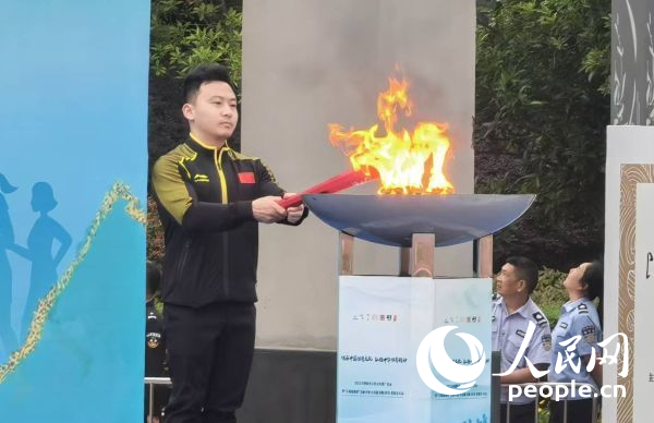 在活動開幕式上，馮喆點燃火炬。人民網(wǎng)記者 楊磊攝