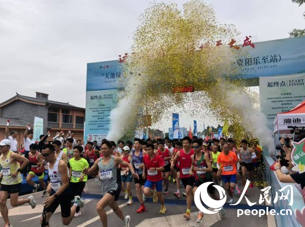 全民健身跑參賽選手沖出起點。人民網(wǎng)記者 楊磊攝
