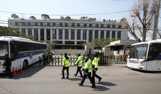 4月3日，在韓國首爾，警察在韓國憲法法院前執(zhí)勤。新華社記者姚琪琳攝