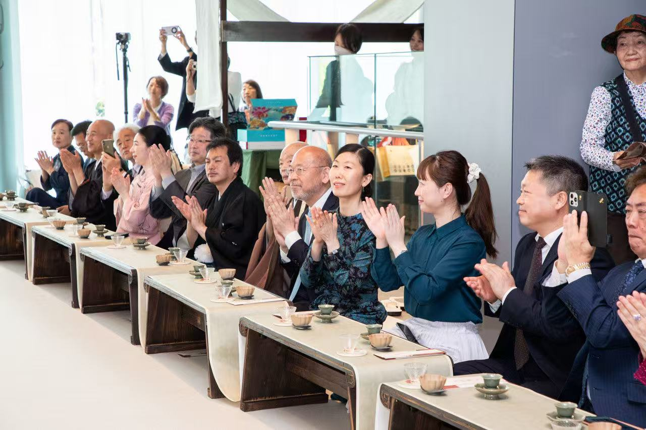 中日兩國文旅界、各茶道流派嘉賓出席開幕式。中國駐大阪旅游辦事處供圖