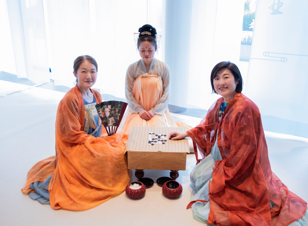 日本客人體驗漢服。中國駐大阪旅游辦事處供圖