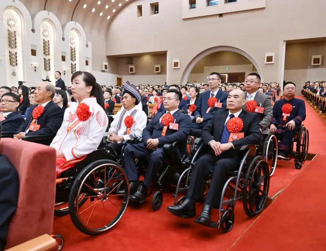 2025年5月16日，第七次全國(guó)自強(qiáng)模范暨助殘先進(jìn)表彰大會(huì)在北京召開(kāi)。大會(huì)表彰了200名“全國(guó)自強(qiáng)模范”、200個(gè)“全國(guó)殘疾人工作先進(jìn)集體”和60名“全國(guó)殘疾人工作先進(jìn)個(gè)人”。