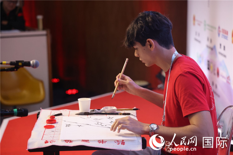 2025年“漢語(yǔ)橋”巴西賽區(qū)決賽的“才藝展示”環(huán)節(jié)，一名參賽者正在繪畫。人民網(wǎng)記者 時(shí)元皓攝